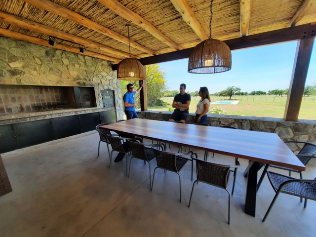 Amplia galería con asador y horno chileno. 